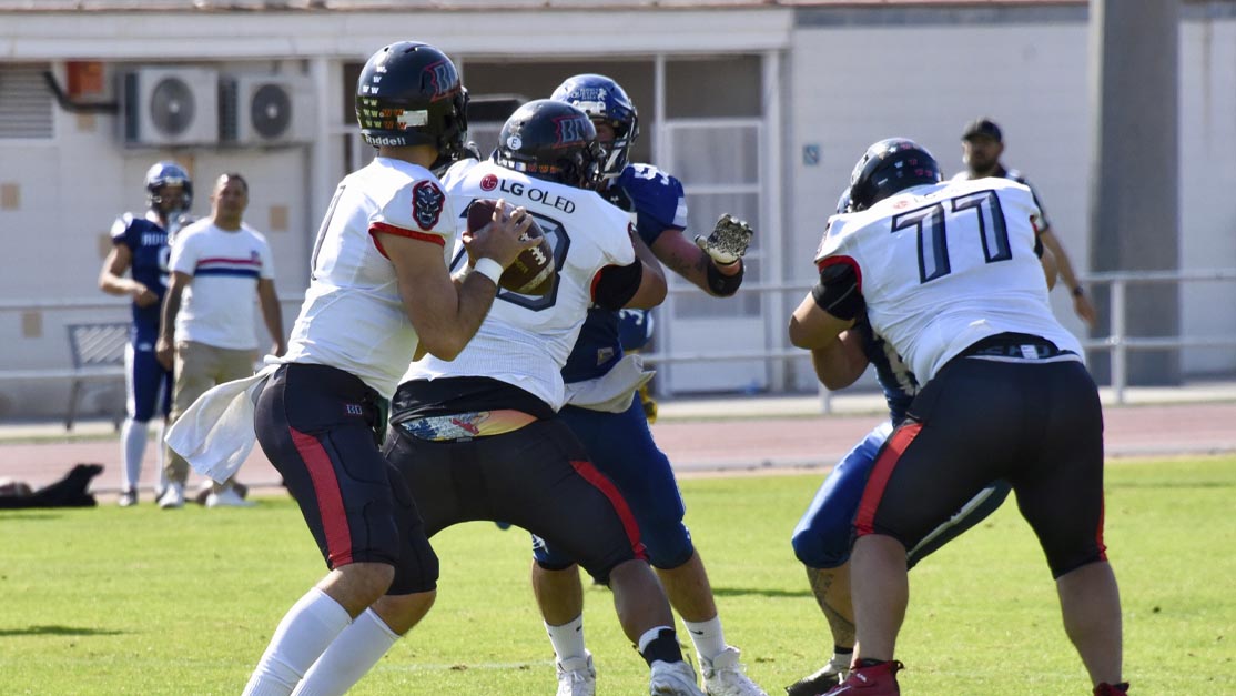 ashisfootball's tweet photo. 📰 Crónica #SerieA Semis:
@BlackDemonsFA no cedieron ni con un viaje de por medio, y tras derrotar a @barberarookies disputarán la #SpanishBowl ante sus vecinos 👀 ¡Y aquí tienes la crónica más completa! 👇🏼

➡️ https://t.co/V4H1TLpX9w ⬅️

Por 📝 @adrisanhawks
📸 Lola Morales https://t.co/YEsdnU8Pq1