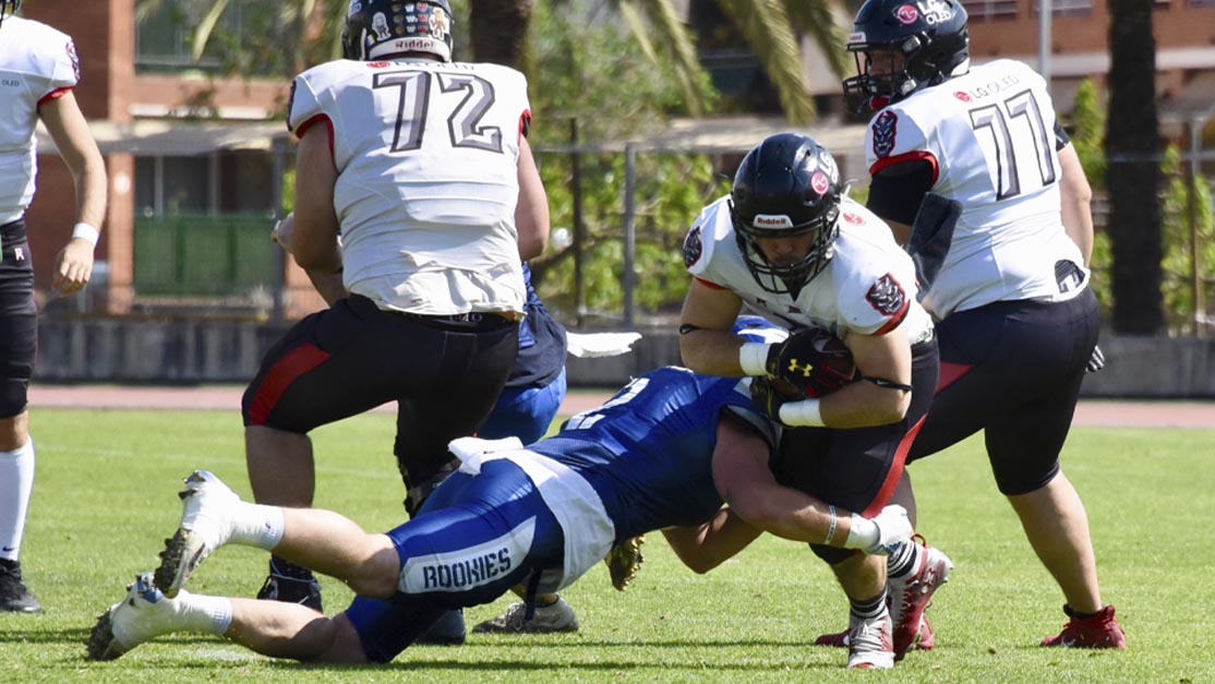 ashisfootball's tweet photo. 📰 Crónica #SerieA Semis:
@BlackDemonsFA no cedieron ni con un viaje de por medio, y tras derrotar a @barberarookies disputarán la #SpanishBowl ante sus vecinos 👀 ¡Y aquí tienes la crónica más completa! 👇🏼

➡️ https://t.co/V4H1TLpX9w ⬅️

Por 📝 @adrisanhawks
📸 Lola Morales https://t.co/YEsdnU8Pq1