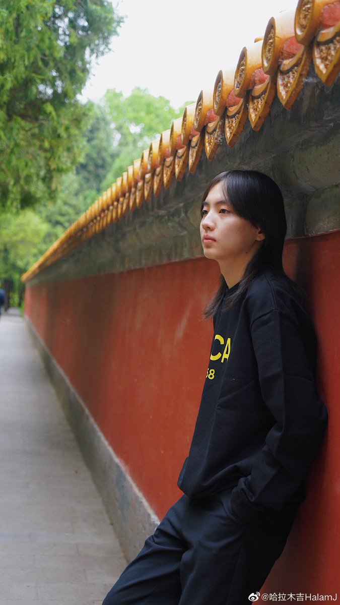 napphonographTH's tweet photo. #Halamuji Weibo Update 20220513
สำหรับผม ช่วงต้นฤดูร้อนคือช่วงเวลาที่สบายที่สุด แค่ได้อยู่กับเพื่อนๆ ฟังเพลง แล้วก็กินเบียร์สักขวดก็รู้สึกดีที่สุดแล้ว ตอนนี้ต้นฤดูร้อนวนกลับมาอีกครั้ง หวังว่ามันจะยังคงสวยงามและกระตือรือร้น เรามาใช้ช่วงเวลาฤดูร้อนไปด้วยกันนะ
(3) https://t.co/A9gV6Vvga7