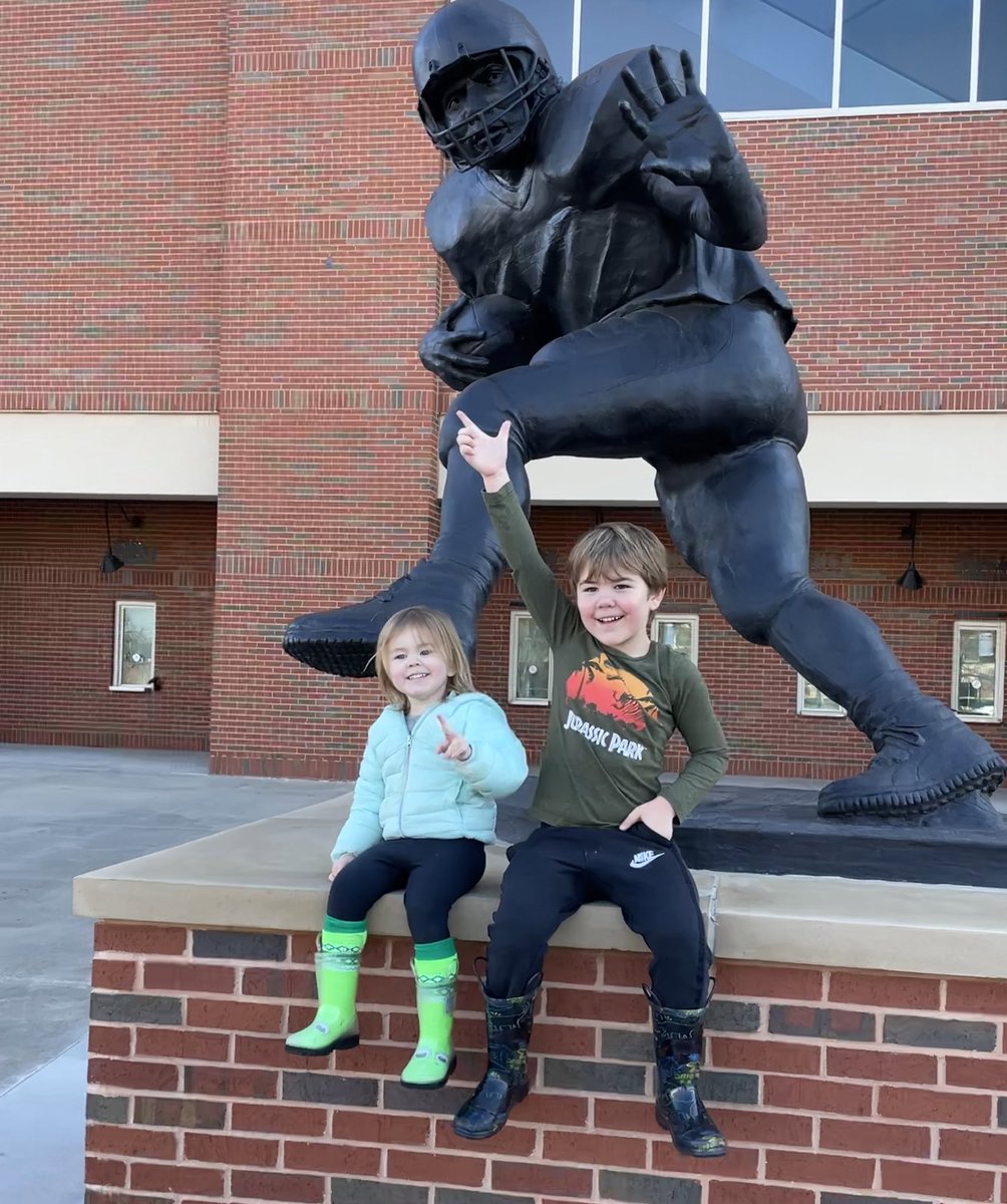 rowe23's tweet photo. @BarrySanders @jbbernstein @okstate My kids approve #GoPokes https://t.co/qtztAstPl6