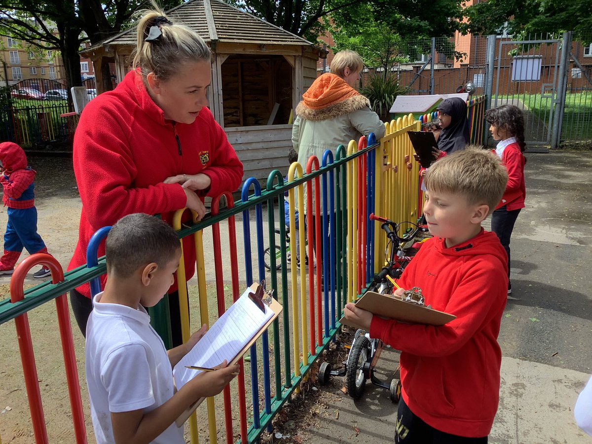 MsDunne24's tweet photo. A busy week in Year 3 conducting our market research to find out whether people like flavoured fudge, the best way to package it and how much they would be willing to spend. #EnterprisingCreative https://t.co/qlBAJA8Urq