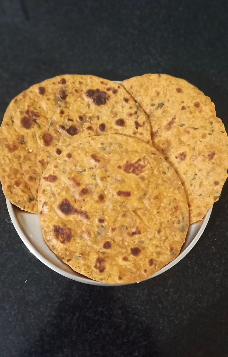 malnadmiss's tweet photo. My sister introduced us to this Methi masala chapathi/ Poori flour that's available in Gandhibazaar. Chapathi's / poori's made with it doesn't need any sides to go with coz its spicy &amp; delicious on it's own, looks &amp; tastes a bit like Thepla 😋 South BengaLuru peepals, try maaDi. https://t.co/6njjuAbMOZ