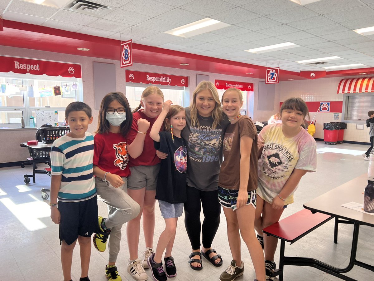 MsCaseyTaylor's tweet photo. Bracelet making for @FESTigersHSE Student Choice Day!! Such a great day @o_cristie72 ❤️ https://t.co/DrDxTQs70e