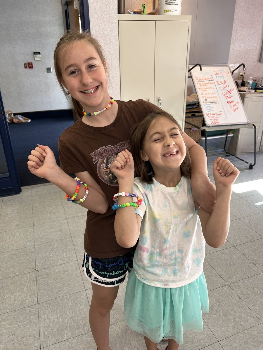 Bracelet making for <a href="/FESTigersHSE/">Fishers Elementary School</a> Student Choice Day!! Such a great day <a href="/o_cristie72/">Cristie Ondrejack</a> ❤️