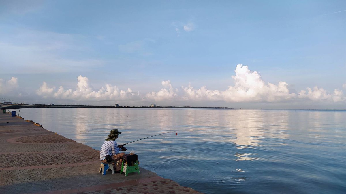 i_prakob's tweet image. @เกลียวคลื่น ส่งใจ มาทายทัก
พลิ้วลมรัก ส่งไออุ่น ละมุนแสน
แสงตะวัน ส่งพลังใจ รักให้แทน.
ห่างกี่แดน ส่งดารา มาคอยเคียง
@ฝากจันทรา ฝากเมฆา ว่าคิดถึง
ยังคำนึง ยังฝันไฝ่ แม้ไร้เสียง
หวีดหวิววอน คลื่นพร่ำ ร่ำจำเรียง
ปรารถนา คู่เคียง มิรู้คลาย