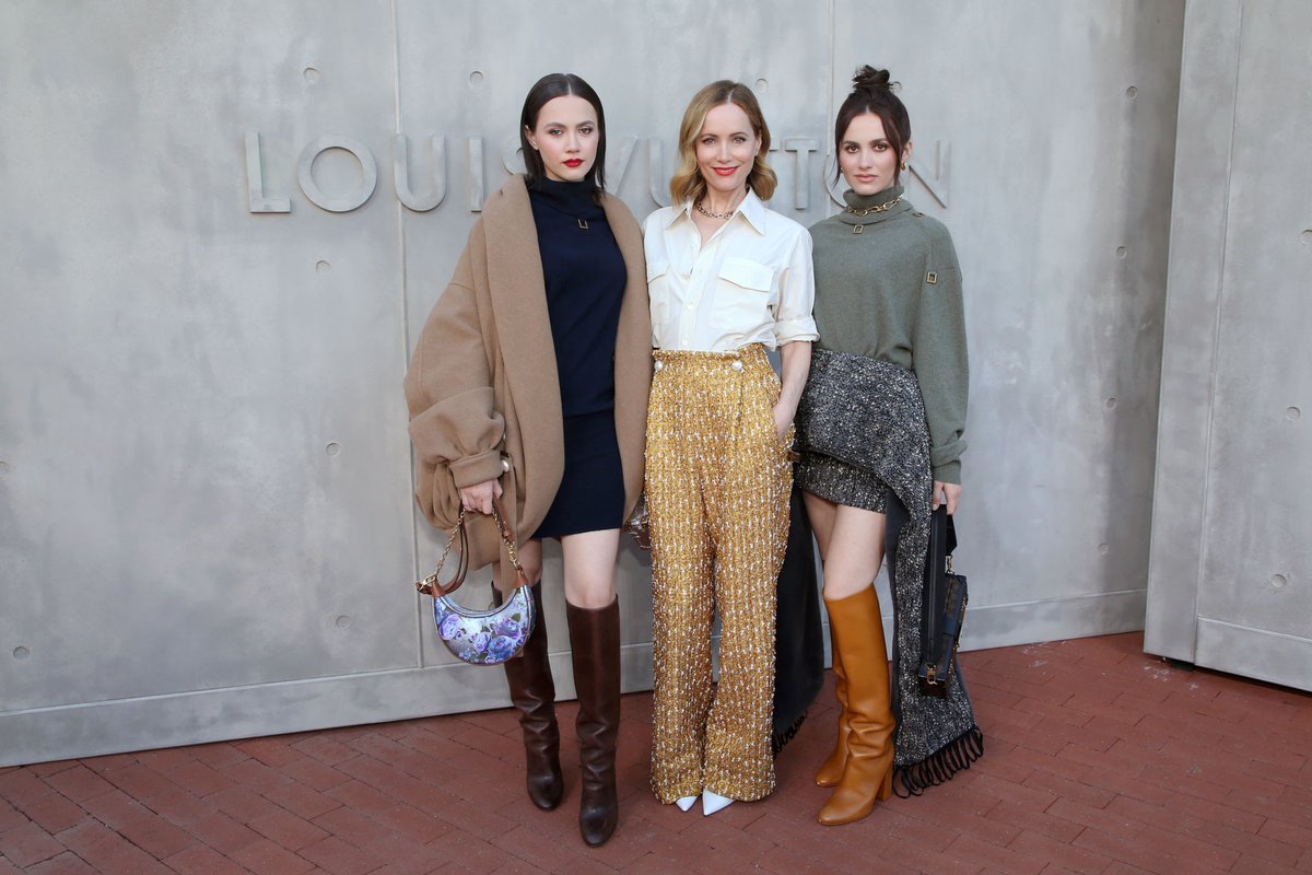 MABRMidias's tweet photo. AS MAIS LINDAS! Maude Apatow, Iris Apatow e Leslie Mann ontem, 12 de maio, no evento 'Louis Vuitton's 2023 Cruise Show' em San Diego, California. 

©  Phillip Faraone / WireImage https://t.co/DFxBwGoxjB