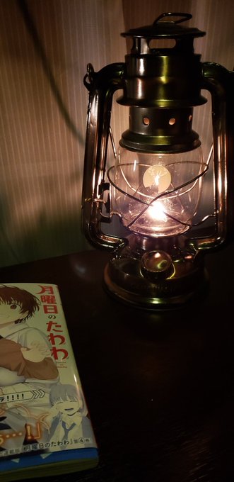 電気が無いのでオイルランプを片手に高尚な本を読んでいる 