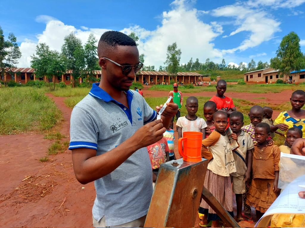 OlivierNihimba's tweet photo. When I say "cool young people determined to challenge the status quo using social innovation", I mean #Water4Dev Team 😎

#GivingBack #cleanwaterforall #Burundi 

📸: @Water4Dev https://t.co/2PywPXM3FZ
