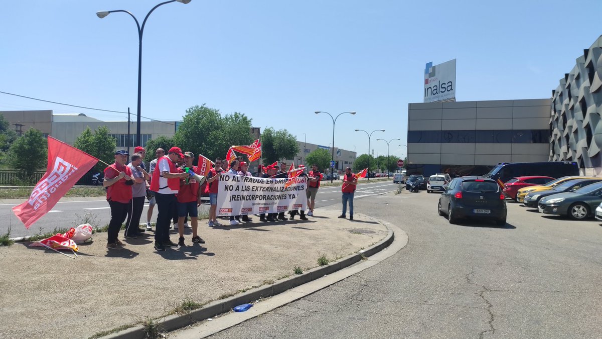 cehohi's tweet photo. Día 13 d mayo, estamos en la puerta d
#Inalsa solo la sección sindical d @FIccooAragon denunciando k la #externalizacion es fraude laboral y empeora las condiciones laborales d 19 #trabajadorxs subrogados d forma irregular. El resto el comité trabajando. https://t.co/cexMfBLfKA