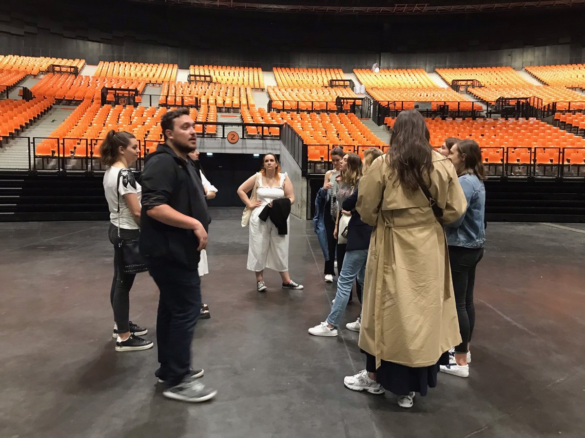 Les 5ème année à l'ECS en option publicité et communication interne ont pu fouler le sol du <a href="/Zenith_Europe/">Zénith Strasbourg</a> ce matin lors de leur cours avec Christophe Fleurov. Visite de ce lieu emblématique où la communication et la culture font bon ménage.
