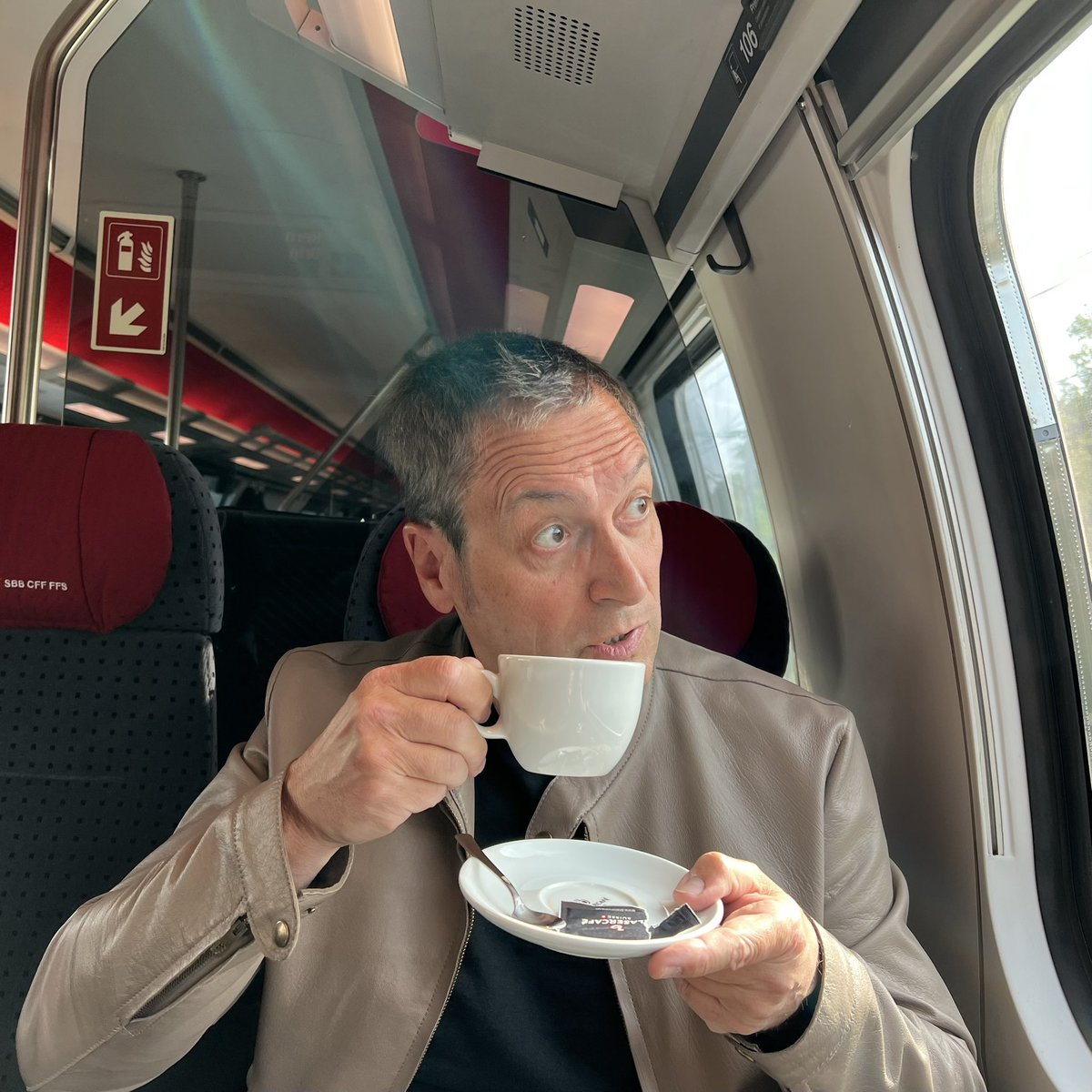 dieternuhr's tweet photo. Ein guter Kaffee im Zug! Dafür muss man dann wohl in die Schweiz fahren… Heute Bern, Samstag/Sonntag Zürich, Montag Basel… https://t.co/qOdmORPpNy