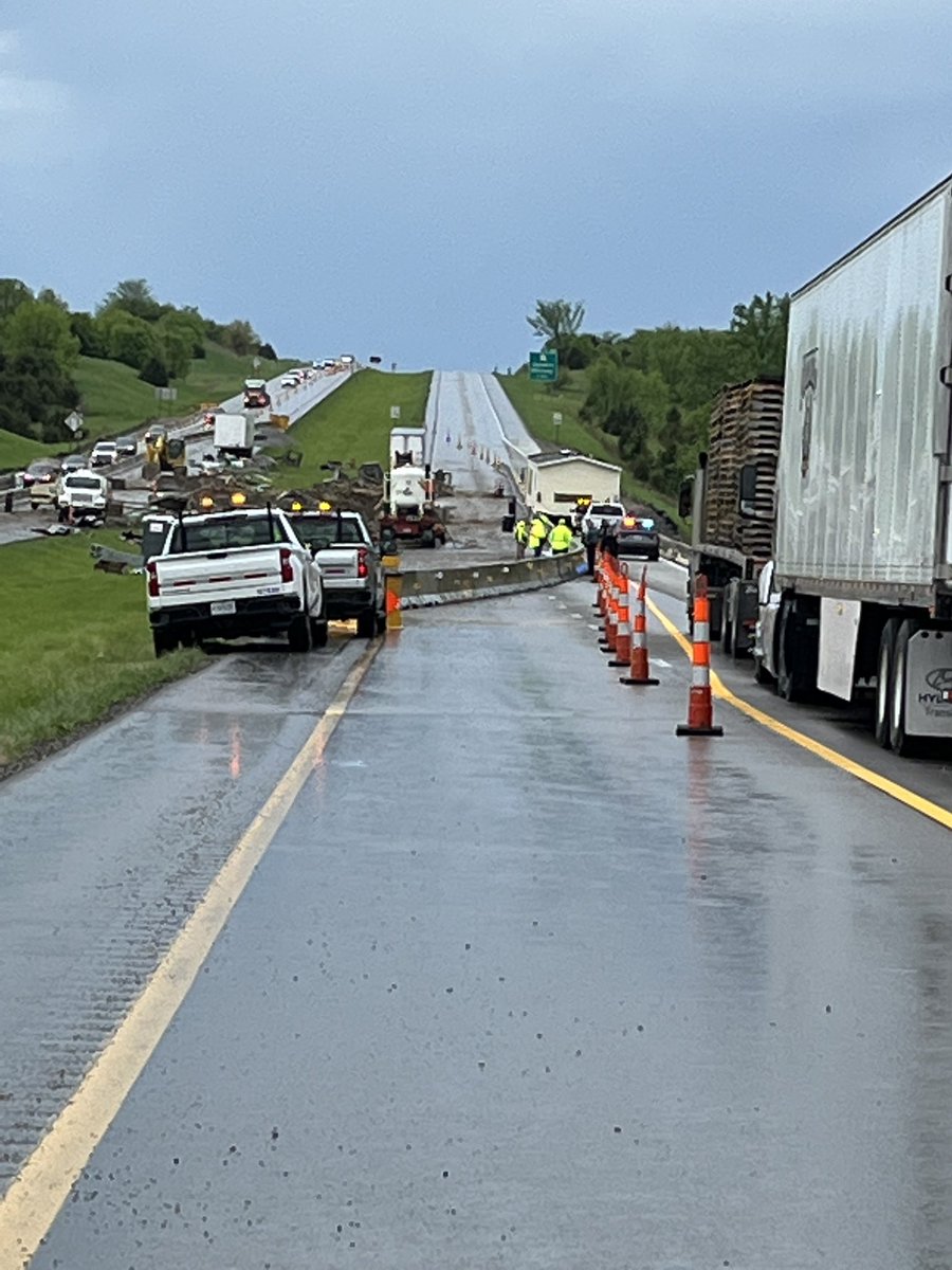 TanyaCo81507505's tweet photo. #iowastatepatrol #iowadot #i35south #kstp #who13 Can you redirect stranded motorists?!? Stuck - literally- since 9:30am! https://t.co/O1xfMzXboR