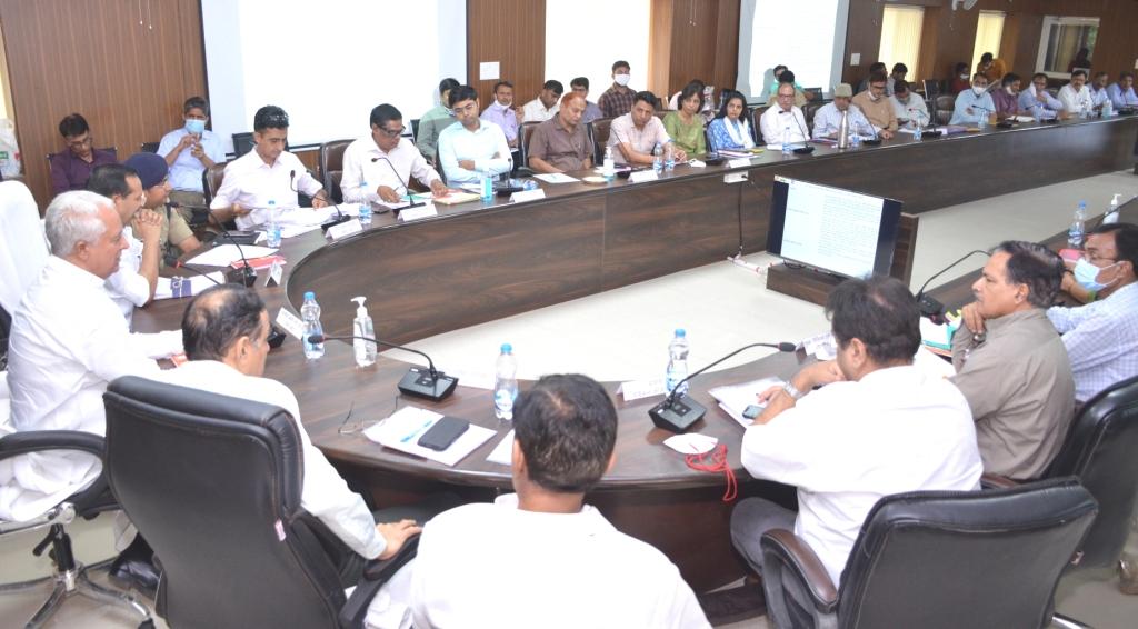प्रभार जिले कोटा में बैठक लेकर राजस्थान सरकार की फ्लैगशिप योजनाओं की विभागवार समीक्षा की, इसके साथ ही संबंधित अधिकारियों से फीडबैक लेकर आवश्यक दिशा निर्देश दिए।

<a href="/DIPRRajasthan/">सूचना एवं जनसम्पर्क विभाग, राजस्थान सरकार</a>

#Kota #Rajasthan