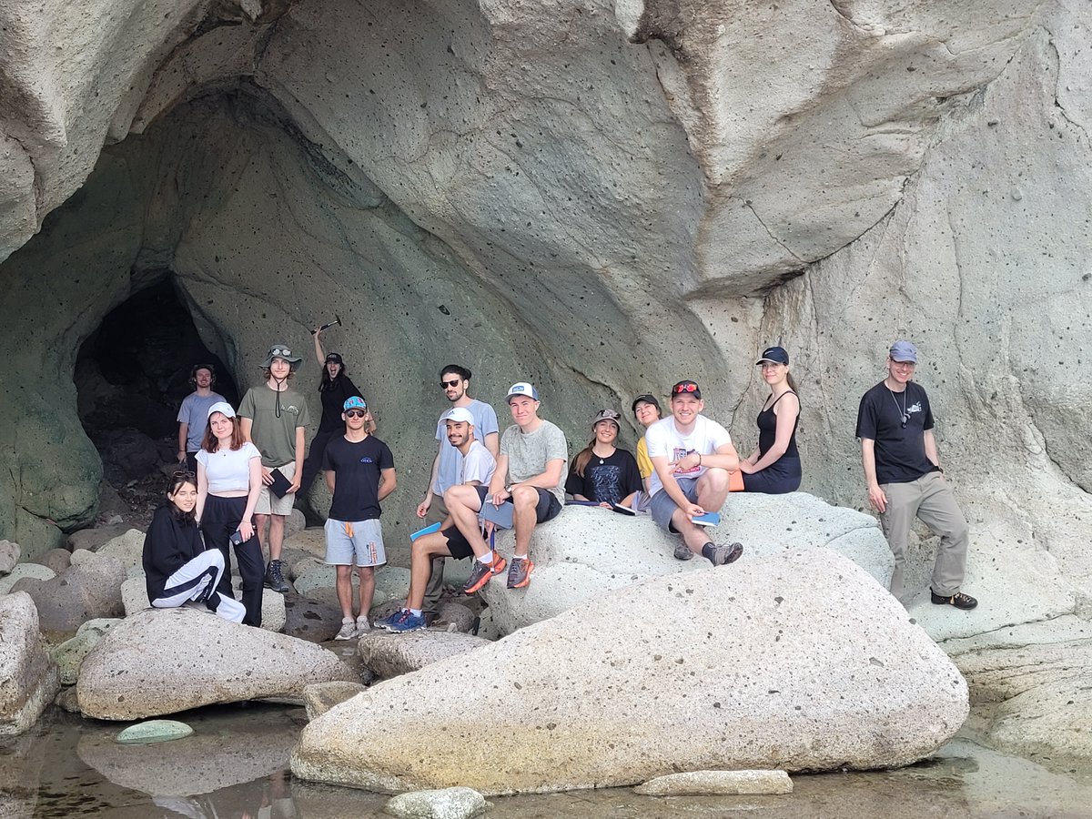 ISTE_UNIL's tweet photo. 1⃣ 1st day on the field, with the observation of calco-alcaline rocks (subduction zone related). (1) Qtz-bearing diorite covered by sandstones; (2) Ignimbrite, volcanic breccia containing fragments, produced by explosive volcanic eruptions 🌋 and (3) Andesite flow (hydrous magma) https://t.co/THEMSQ2yyX