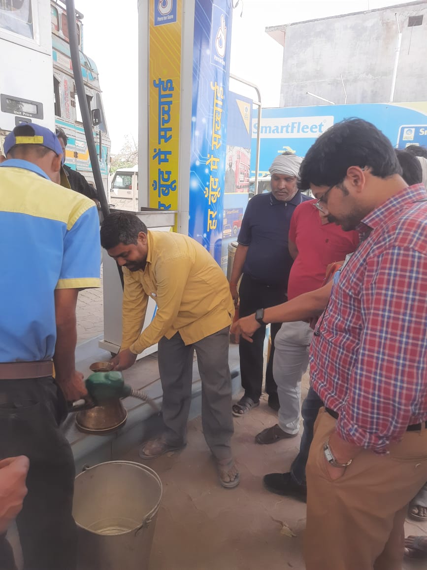 Ghatampur अपूर्ति टीम  द्वारा पेट्रोल पम्प की जांच की गई।