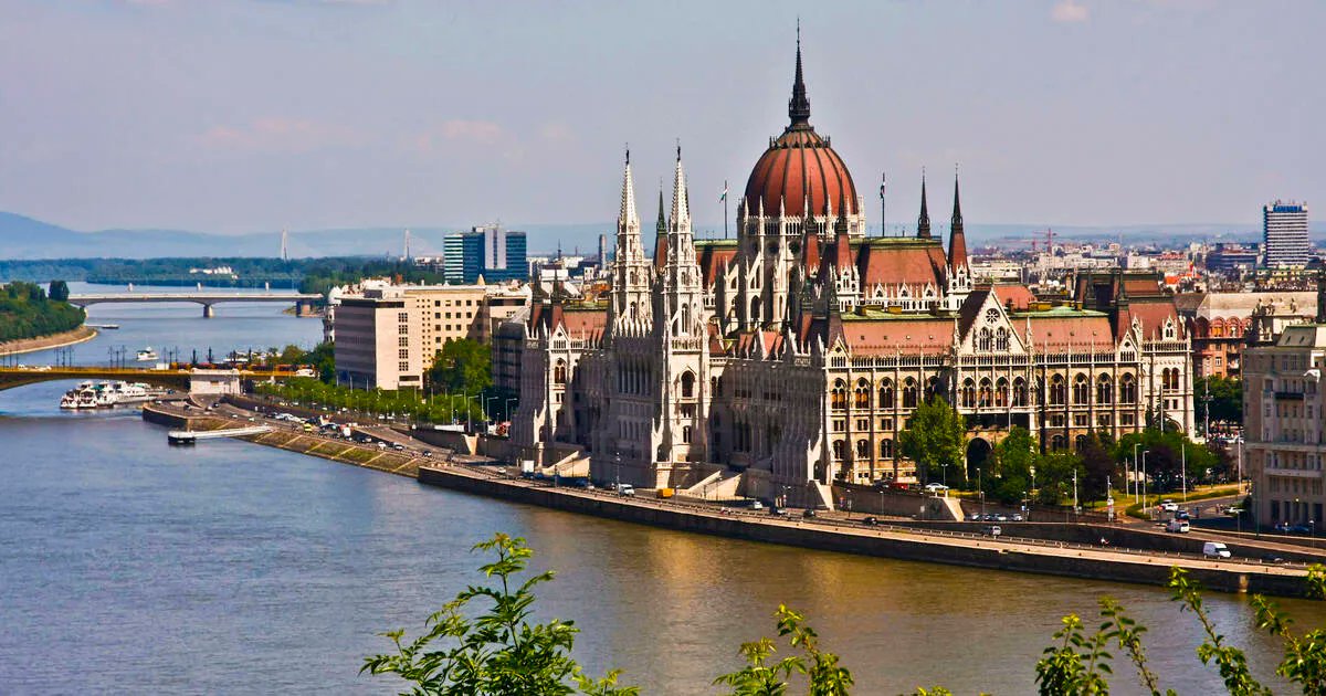 SportsMemNet's tweet photo. "The capital city of Budapest is an unassuming gem, full of history and beautiful architecture. In footballing parlance, it’s a city of 2 halves"

Read more from @GarethAshton10 as he reflects on his recent trip to Hungary!

More here: https://t.co/BMEgaqkd5R https://t.co/Xg9gqzvmlz