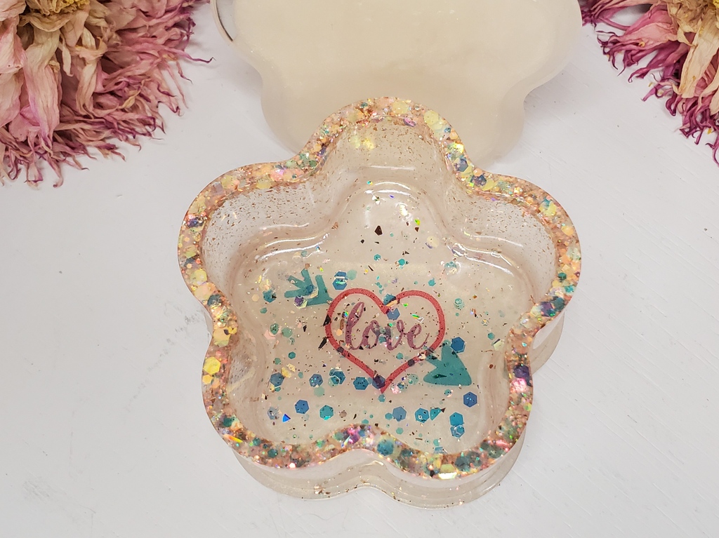 C4StudiosNC's tweet photo. Wrapping up the week with another new trinket box! 💜
Another flower shaped 2.5" x 2.5" this time with champagne opal glitter. The color shift in this glitter is absolutely beautiful!
#cfourstudiosnc #trinketboxes #jewelryboxes #resinjewelry #giftideas #resinobsession #madeinnc https://t.co/LGQN415aNT