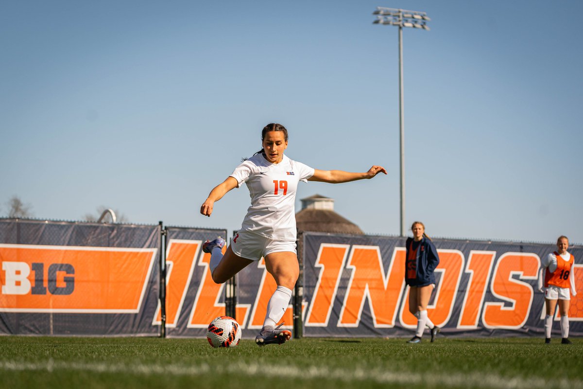 IlliniSoccer's tweet photo. 𝙆𝙞𝙘𝙠𝙞𝙣𝙜 our way into summer! Finished another semester strong. 💪

#Illini 🔶⚽️🔷 https://t.co/Rkt39hxpjA