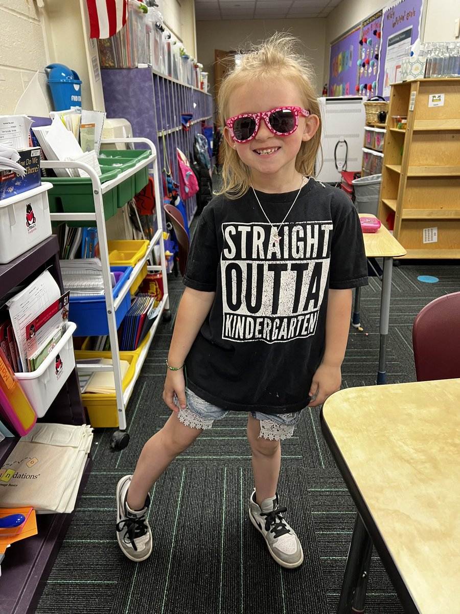 Ms_KatelynH's tweet photo. Four days left of kindergarten ✌🏼✌🏼 #middies #mustangsonthemove @MiddletownOH @AmandaEleTweets https://t.co/w1mGNmlzNs