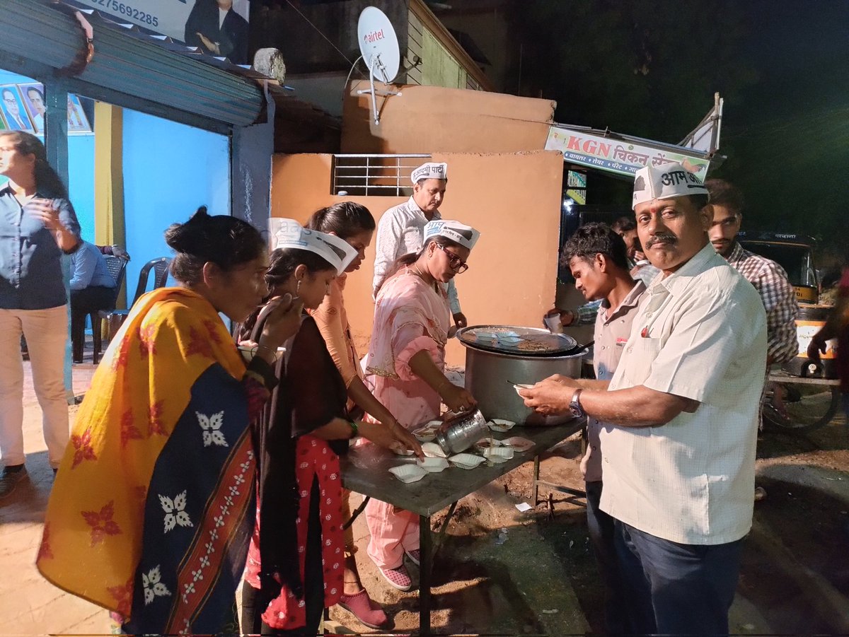 SuniLBhoyar_AAP's tweet photo. आम आदमी पार्टी चंद्रपूर महानगराच्या *महिला आघाडी अध्यक्ष ऍड श्रीमती सुनीताताई पाटील यांचे तर्फे रमजान ईद निमित्ताने "शिरखुर्मा" आस्वाद कार्यक्रम*
🌺💖🌹💐💐🌹💖🌺💐🌹💖
संकलन
सुनील रत्नाकर भोयर
*संघटनमंत्री* चंद्रपूर जिल्हा महानगर
@AAPMaharashtra @aapvidarbha @AAPInNewsMH https://t.co/g2L188gRd6