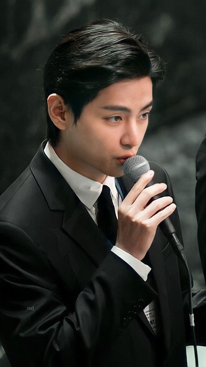 hyunjiisn's tweet photo. @BANGCRHlS @LEEIKNOU @MIYAMARYOKI @ChanInoVow He brought the microphone back to his lips and said, “Okay. Now I assumed that we're waiting for this so bad. Here in front of us, we've prepared the cake that will be cut by Mr. Chan and his lovely husband. To the grooms, I allow you to cut the cake."

#ChannieCaughtKitteno https://t.co/kx8ZEopCIx