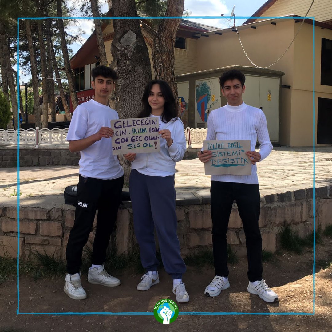 IklimTR's tweet photo. Geçtiğimiz günlerde Uşak'ta bulunan arkadaşlarımız iklim krizine ses olmak için grevdeydi! 🥳 

Grevden bazı görüntüler 🙌🏻

#iklimiçintürkiye #iklimiçinuşak #iklimiçinbirleş #iklimideğilsistemideğiştir https://t.co/ImnkOhS1Ua