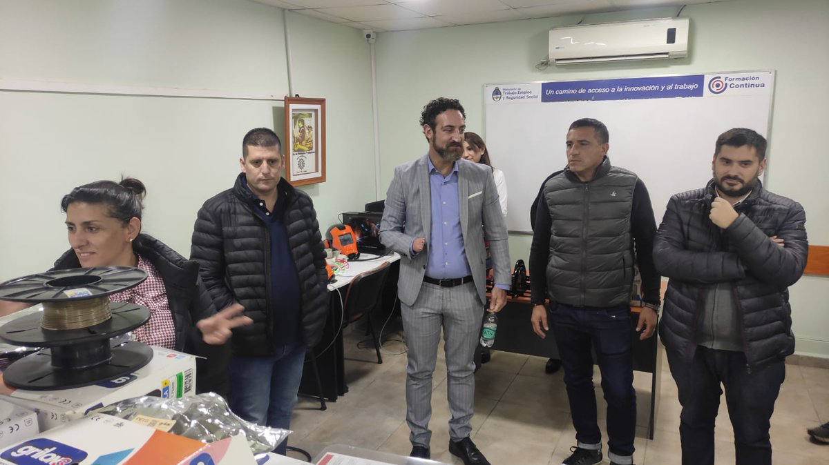 SecTrabajoAR's tweet photo. Recorrimos la PyME @tevelam que fabrica y exporta instrumentos musicales 🎸 🎹
👉 La empresa contrató personal mediante el programa #PIL - #TeSumo y capacitó trabajadores y trabajadoras con el programa de entrenamiento para el trabajo. https://t.co/v4ZP7ChZCb