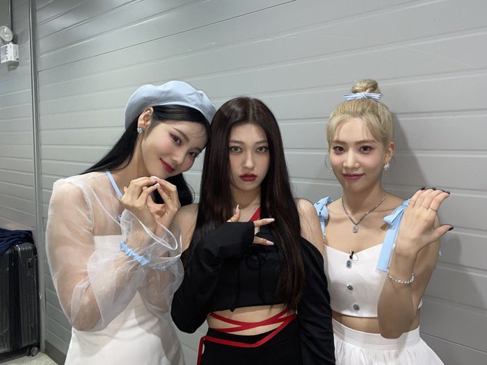 GAINORBlT's tweet photo. rt/like if you stan loona 🌙

heejin
hyunjin
haseul
yeojin
vivi
kim lip
jinsoul
choerry
yves
chuu
gowon
olivia hye

follow everyone who liked &amp; rted and reply to gain more!

#LOONA @loonatheworld https://t.co/8ug9sEDh3k