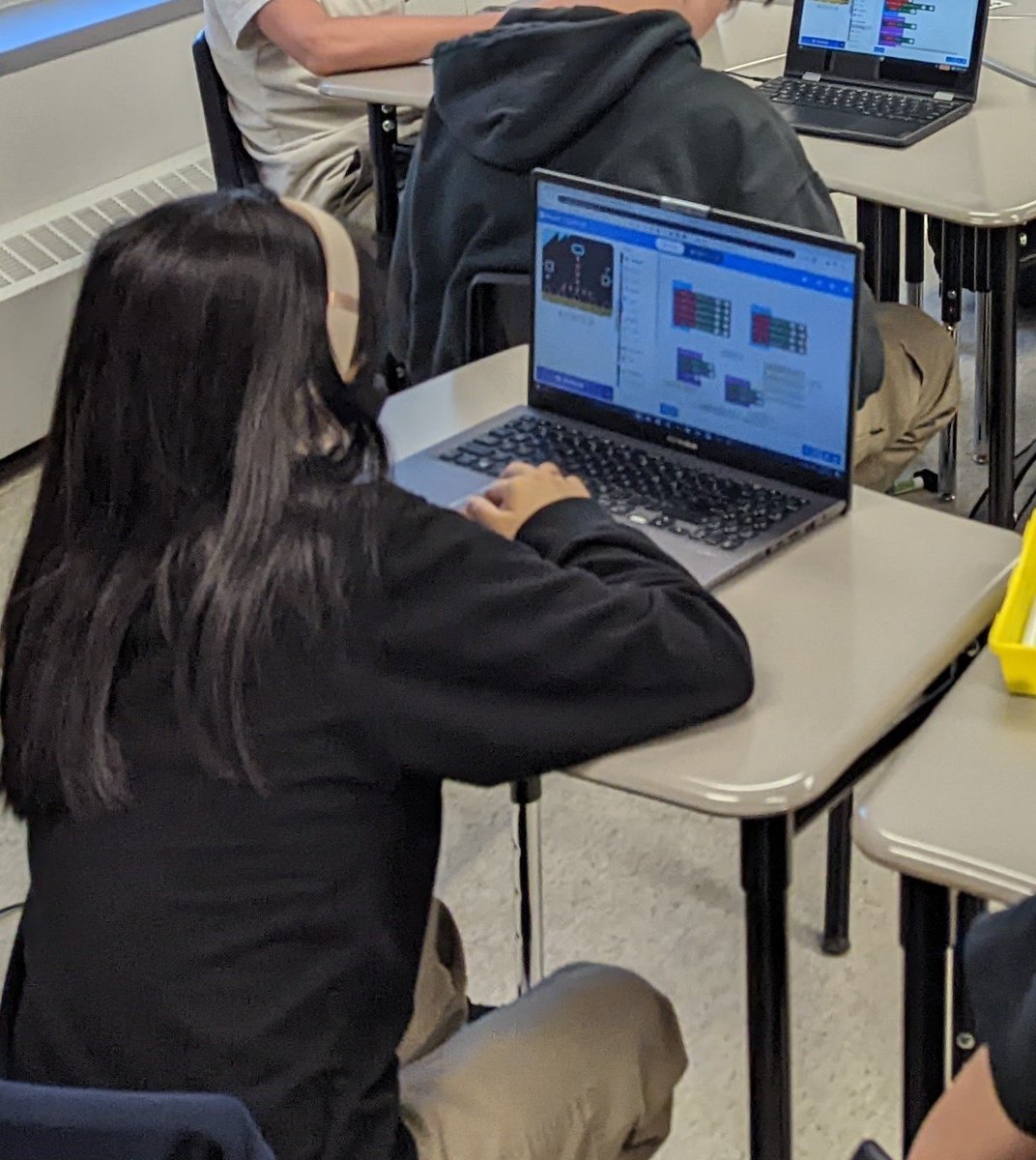Lots of creative minds hard at work! #admirethetiger #microbit <a href="/StMattsMath/">St Matt's Math</a> <a href="/StMatthewOCSB/">St. Matthew High School</a>