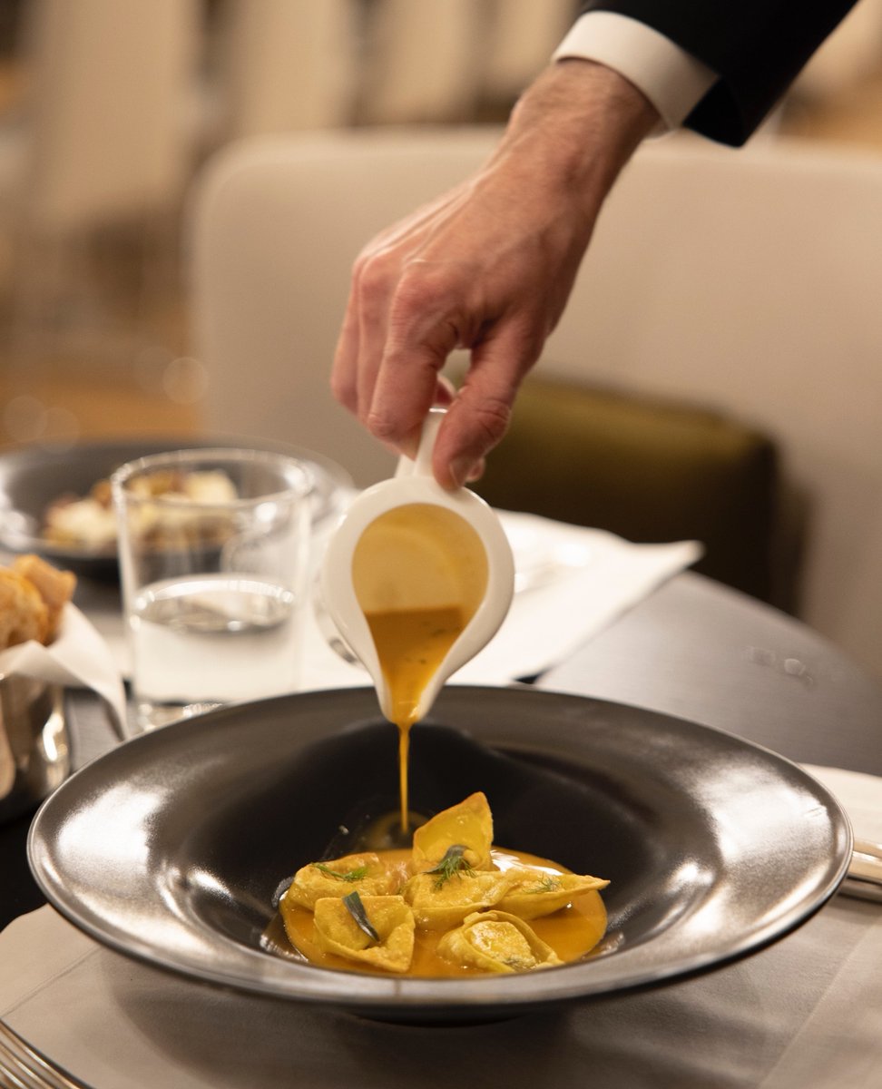 Amanresorts's tweet photo. ‘Life is a combination of magic and pasta.’ - Federico Fellini

#AmanVenice. Where pasta is served beneath Tiepolo frescos in one of the city’s most magnificent 16th-century palazzos.  

Photography by Enrico Costantini

https://t.co/lXf6pnHYVI https://t.co/qy1hhatl3a