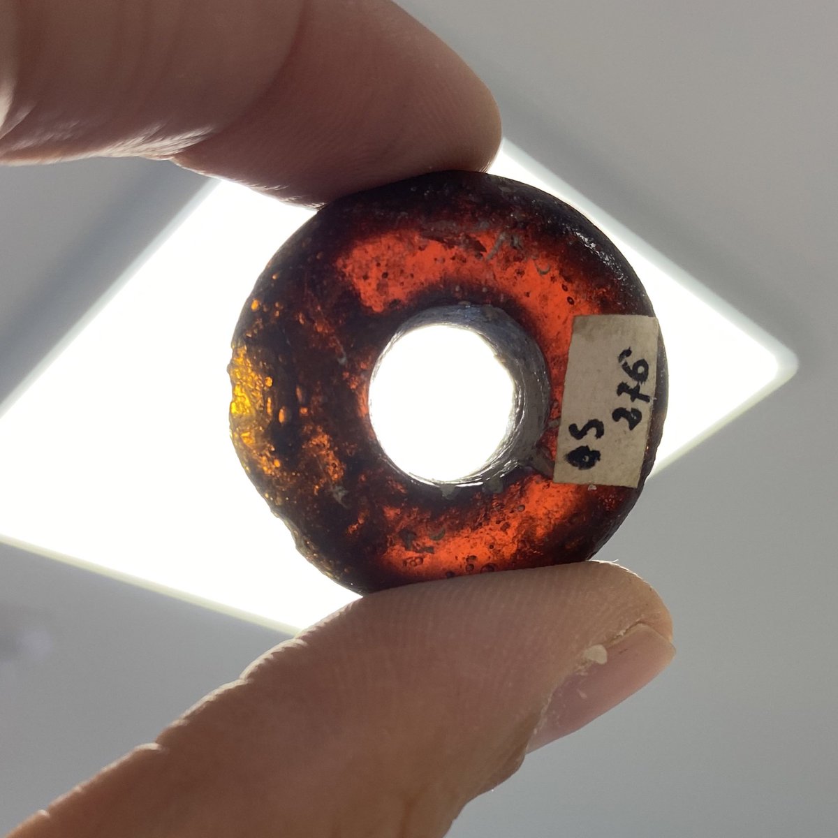 JoelleRolland's tweet photo. #Verredredi ! En ce moment je suis à #Enserune pour une étude menée avec @EHESS_fr et @umr5608_traces ! 🌈 belle palette de couleur dans les perles en #verre #gauloises :) 🌈 https://t.co/I3KVkym8Cx