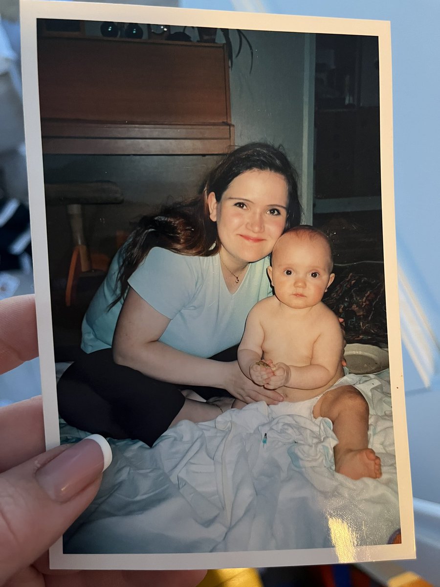 taija_myyra's tweet photo. Kuvia 19 vuoden takaa. Hetkeä ennen kun jäin leskeksi.
Aikamoisen taipaleen on sen jälkeen saanut elämässä läpi käydä ja kasata oman identiteettinsä uudelleen. Ensi viikolla on mieheni kuoleman vuosipäivä, jota kunnioitan edelleen ja haluan pitää sydämessäni. ❤️#leskeys #suru https://t.co/VdU2FlX1rj