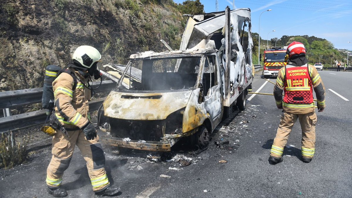 vocescoruna's tweet photo. Un incendio en una furgoneta obliga a cortar la tercera ronda en sentido salida de A Coruña https://t.co/fyC4X6D4VC https://t.co/vu3Zlu7W9c