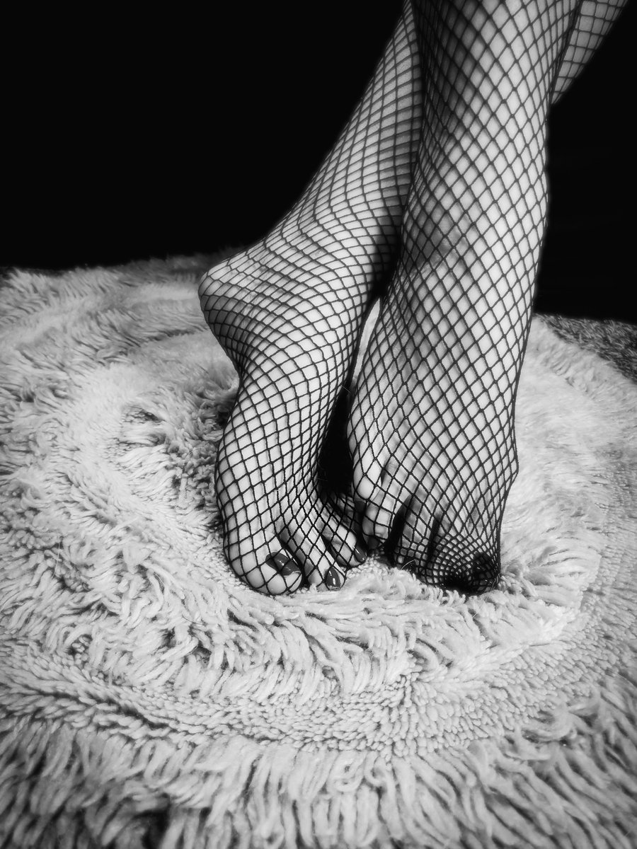 afoultemptress's tweet photo. A little "Fetish Friday" to drop this afternoon. 

#feetfetish #sexyfeet #feettickling #onlyfans #onlyfansgirl #afoultemptress #fishnetstockings #toes 

https://t.co/vZnEp9DQwJ https://t.co/ofwndRBBLz