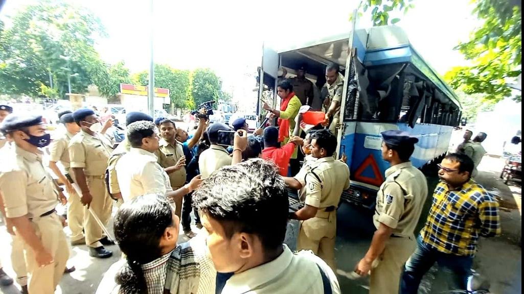 ComradeBibek's tweet photo. Days won't change if we don't revolt.

#CBTScam #AISF #DSEGherao #Odisha https://t.co/2Puv2xh5MZ