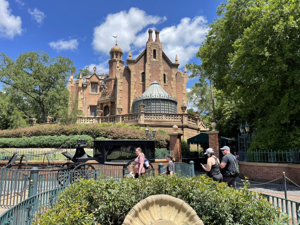 WDW_Kevin's tweet photo. First ride of the day! 👻 #HuntedMansion https://t.co/ihfCnBrv1I