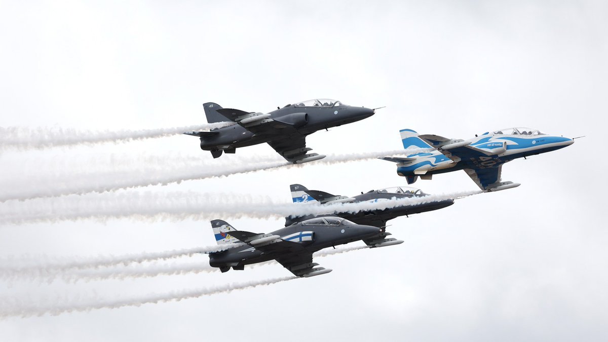 Käytiinpä Ilmasotakoulun Sotilasilmailusta ammatti -tapahtumassa eilen. Kuntakoira Vinka tapasi nimensä alkulähteen, Vinka harjoituskoneen 😀
Kuvat: Touho Häkkinen
#ilmavoimat #ilmasotakoulu #tikkakoski #jyväskylä #opiskelijakaupunki #kuntakoira #MidnightHawks