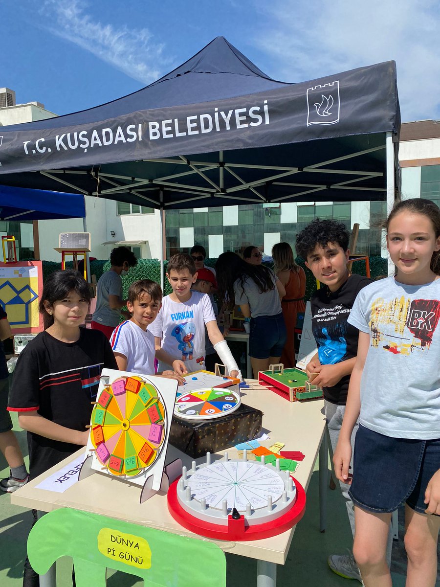 Sayın Kaymakamımız Saadettin Yücel ve İlçe Milli Eğitim Müdürümüz Sayın İbrahim Ataman'ın açılışını yaptığı Bilim ve Kültür Senliği'nde lise ve ortaokul öğrencilerimiz yıl boyunca yaptıkları etkinlikleri sergilediler.