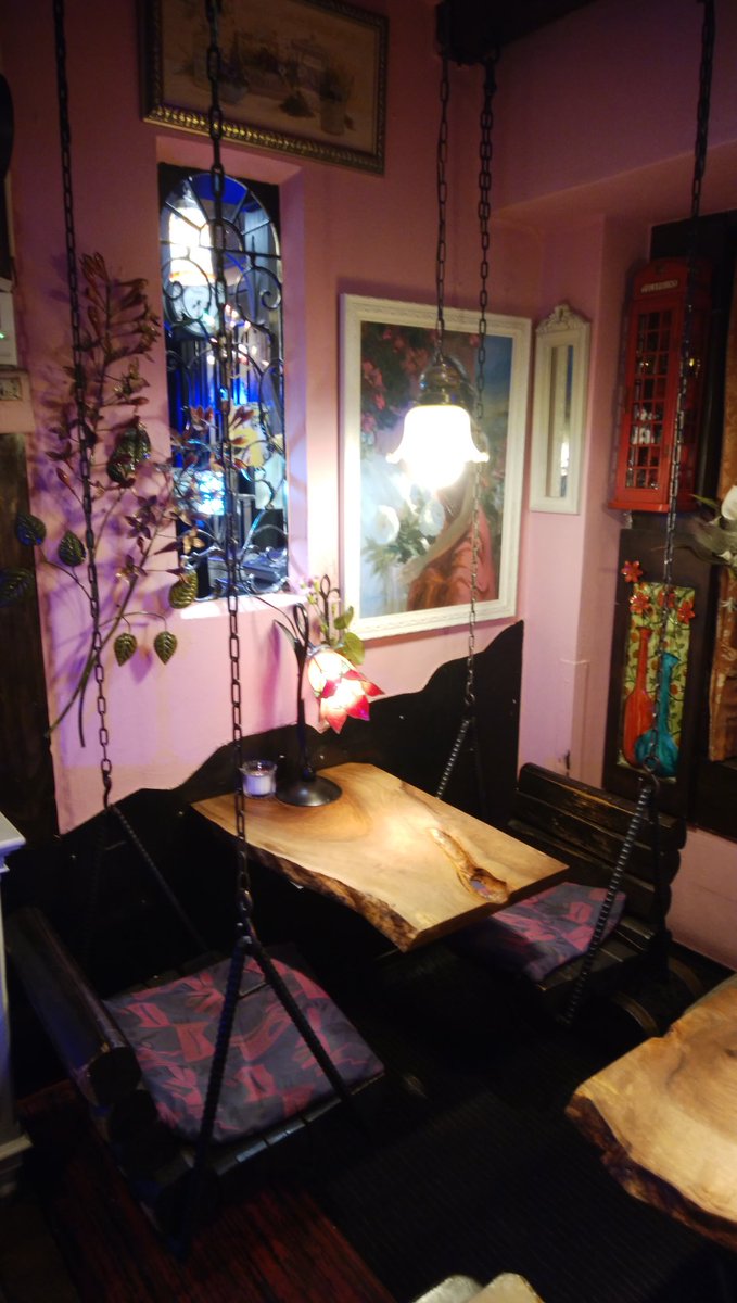 13yasuko13's tweet photo. 阿佐ヶ谷の喫茶店「Gion」
藤の花のようなステンドグラスが
素敵!
コーナーごとに趣向が違います。
ブランコみたいな席もあります。
面白い!
#ステンドグラス #喫茶店 #Giom #コーヒー #珈琲 #ブランコ #ティータイム #カフェ #阿佐ヶ谷 https://t.co/9znY9vA3Ir
