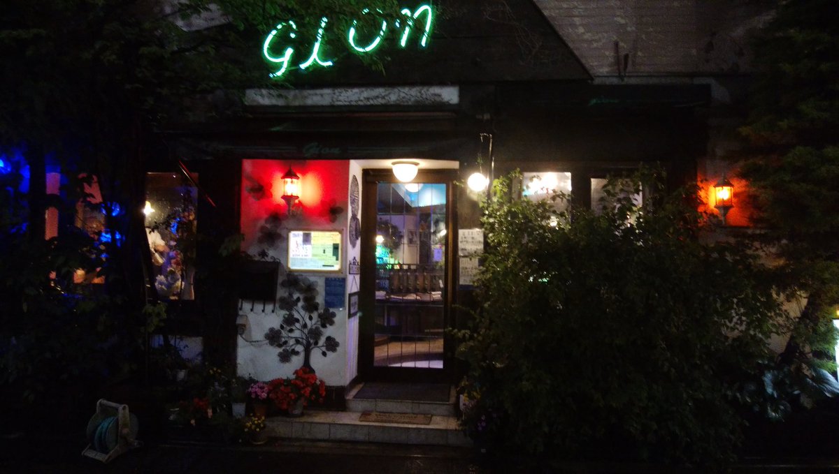 13yasuko13's tweet photo. 阿佐ヶ谷の喫茶店「Gion」
藤の花のようなステンドグラスが
素敵!
コーナーごとに趣向が違います。
ブランコみたいな席もあります。
面白い!
#ステンドグラス #喫茶店 #Giom #コーヒー #珈琲 #ブランコ #ティータイム #カフェ #阿佐ヶ谷 https://t.co/9znY9vA3Ir
