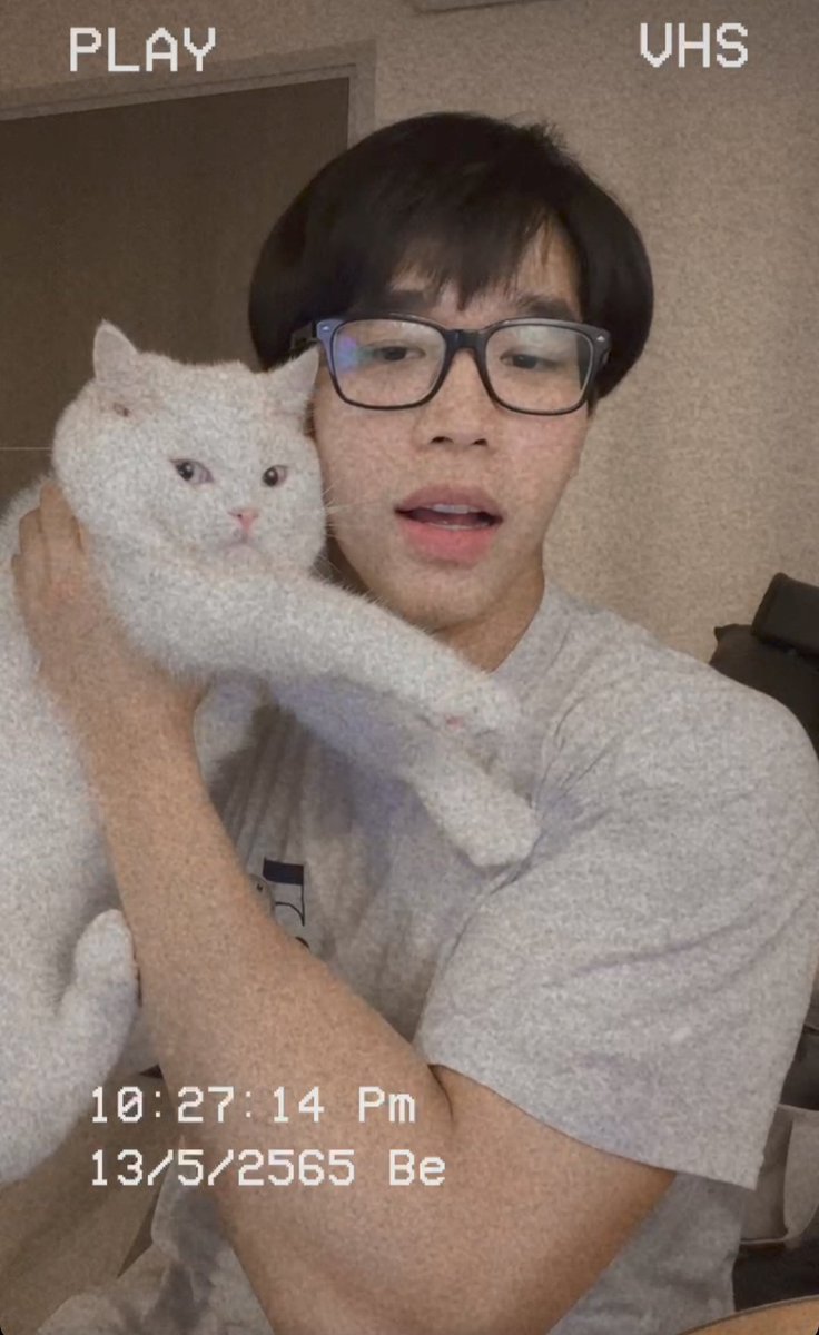 earthetofficial's tweet photo. ไม่เหมือนกันตรงไหนเอาปากกามาวง😁🐱 @EarthET4
IG LIVE  : Earth ET

#earthet #supportearthet https://t.co/Ucj8YNd43K