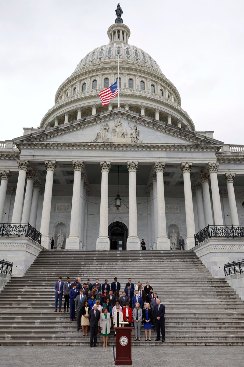 ianbremmer's tweet photo. moment of silence on capitol hill for 1 million americans lost to covid                                                                                                                                        

📸: @somogettynews https://t.co/lWOwadYNLY