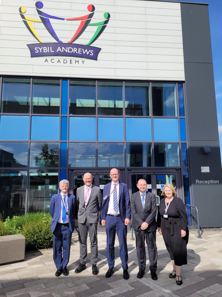 RD_EofE's tweet image. Great day visiting schools in my home county of #Suffolk, meeting children and young people (including one my height!), thanking teachers and staff for their hard work and meeting newly elected EoE Advisory Board members!  @ASSETEdu @SSuffolkLT @UnitySchoolsP