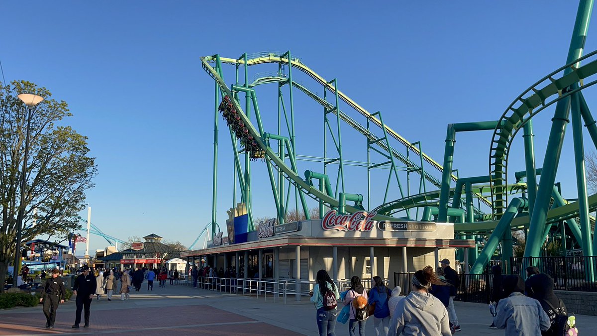 BuckeyeCoaster's tweet photo. Raptor at @cedarpoint flying high over the skies &amp; keeping watch! #CPRaptor #CedarPoint #CPCoasters #CP2022 https://t.co/9XjPXcHvSv