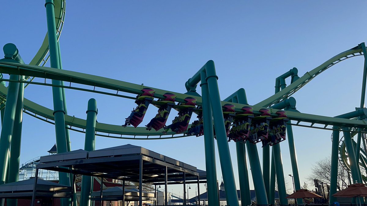 BuckeyeCoaster's tweet photo. Raptor at @cedarpoint flying high over the skies &amp; keeping watch! #CPRaptor #CedarPoint #CPCoasters #CP2022 https://t.co/9XjPXcHvSv