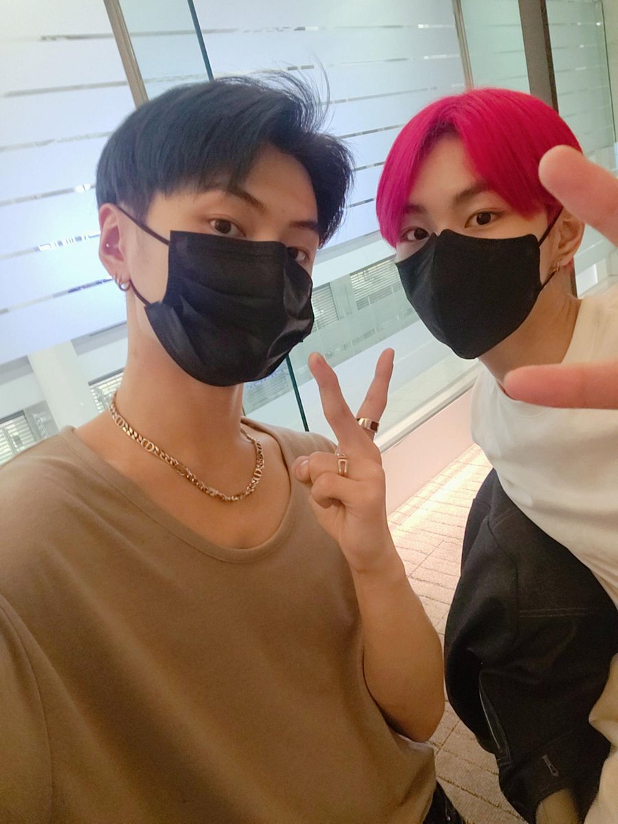 springflowerjay's tweet photo. Jaywon first airport selca together, on their first trip to Jeju island 🇰🇷 (2020) and second airport selca together on their way to Germany 🇩🇪 (2022) 

#ENHYPEN_JAY #JUNGWON #야옹즈 https://t.co/2irojUsBxw