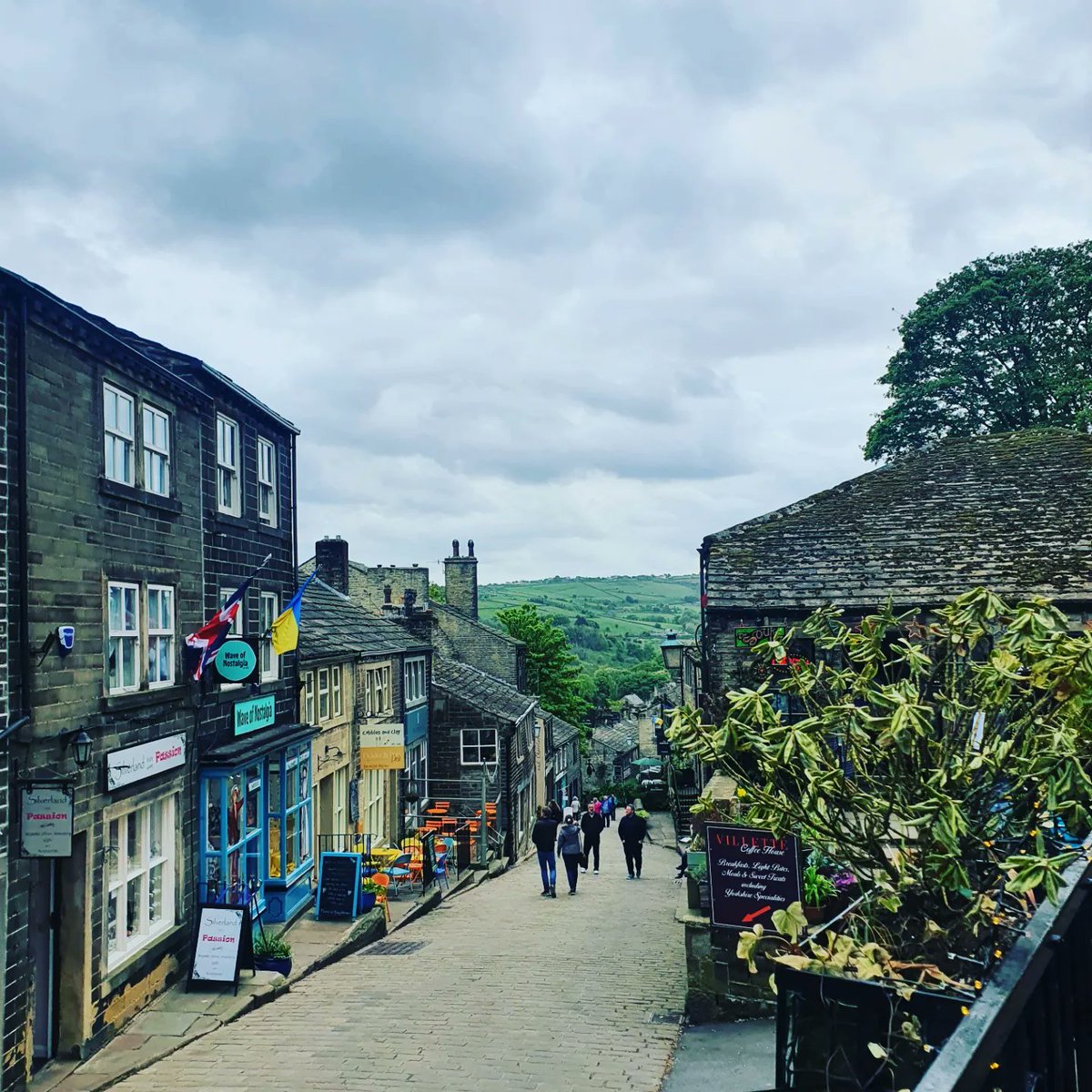 MCFCHeisenberg's tweet photo. Long way to go for a chippy dinner &amp; pint but hey ho happy wife happy life as they say haha #hawarth🤩🍺 https://t.co/Ei9pLYPGcv
