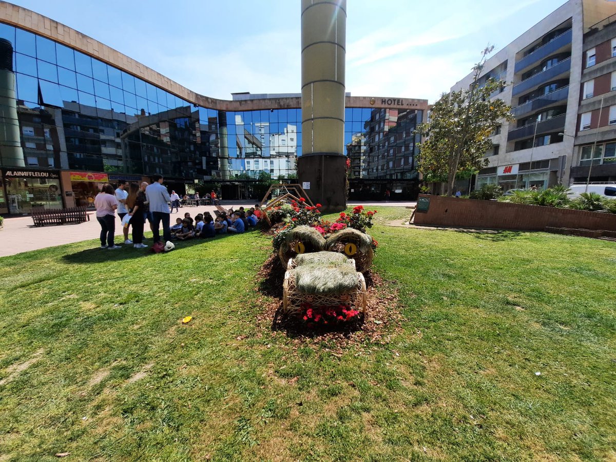 Agrair la participació dels alumnes de 3er de Primària de l <a href="/escola_verd/">Escola Verd</a> en el concurs de dibuix organitzat per l'Associació de l <a href="/eixamplegirona/">Associació Veïns i Veïnes de l'Eixample #Girona</a>, dins de Girona "Temps de Flors", projecte "La Cocollona de l'Eixample (punt 96). 🌺
#FemBarri
#ViuGirona
