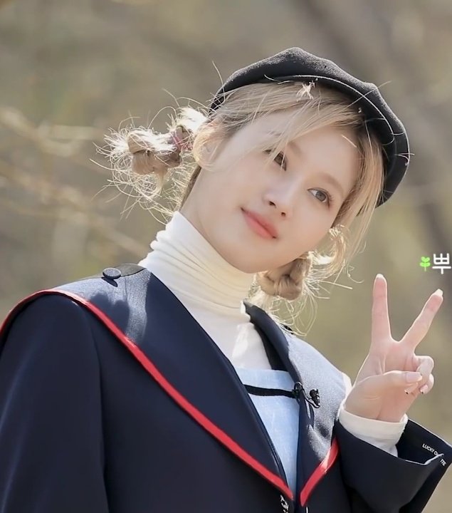 sanapics's tweet photo. sana is the cutest https://t.co/z2rlUtchOC