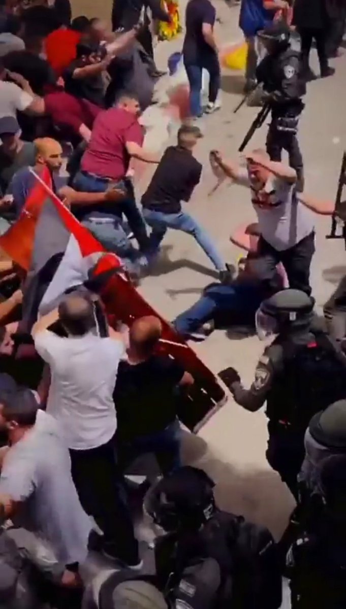 MAEdrees's tweet photo. توقفوا .. انظروا كثيرا 
وقفت فى وجه الاحتلال الحقير حية وميتة
وكأن #شيرين_ابو_عاقله أبت إلا أن تقف فى وجههم رافعة علم #فلسطين
حتى وهى ميتة
وكأنها تراسلنا مراسلتها الأخيرة
صمدت حية وميتة فى وجه الكيان الصهيونى المحتل القبيح
لتبقى ذكراها ورسالتها تطاردهم حتى فى منامهم https://t.co/z5FcU6gA8U